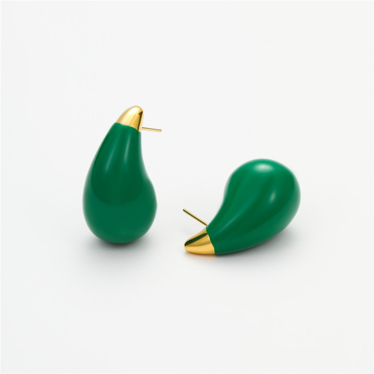 Pendientes minimalistas con forma de gota de acero de titanio y acabado esmaltado en verde, superficie pulida, modernos y versátiles para mujer