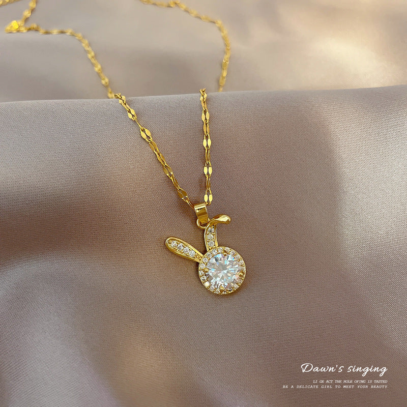 Incantevole Collana con Pendente a Forma di Coniglio da Donna in Acciaio al Titanio con Intarsi di Strass e Design Geometrico