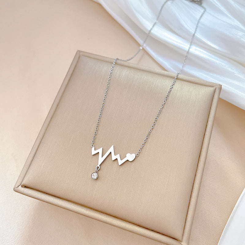 Collana con ciondolo a onda battito cardiaco minimalista in titanio e acciaio per donna con finitura placcata oro e design a catena per clavicola