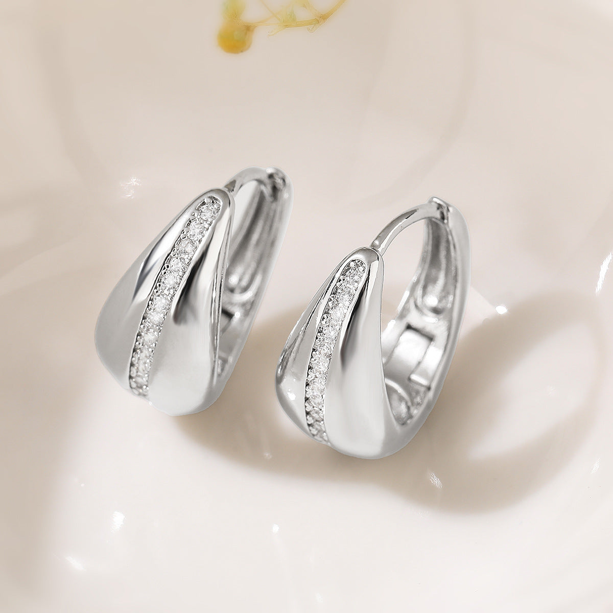 Orecchini da donna geometrici minimalisti placcati oro con zirconi, micro-pavé e design irregolare