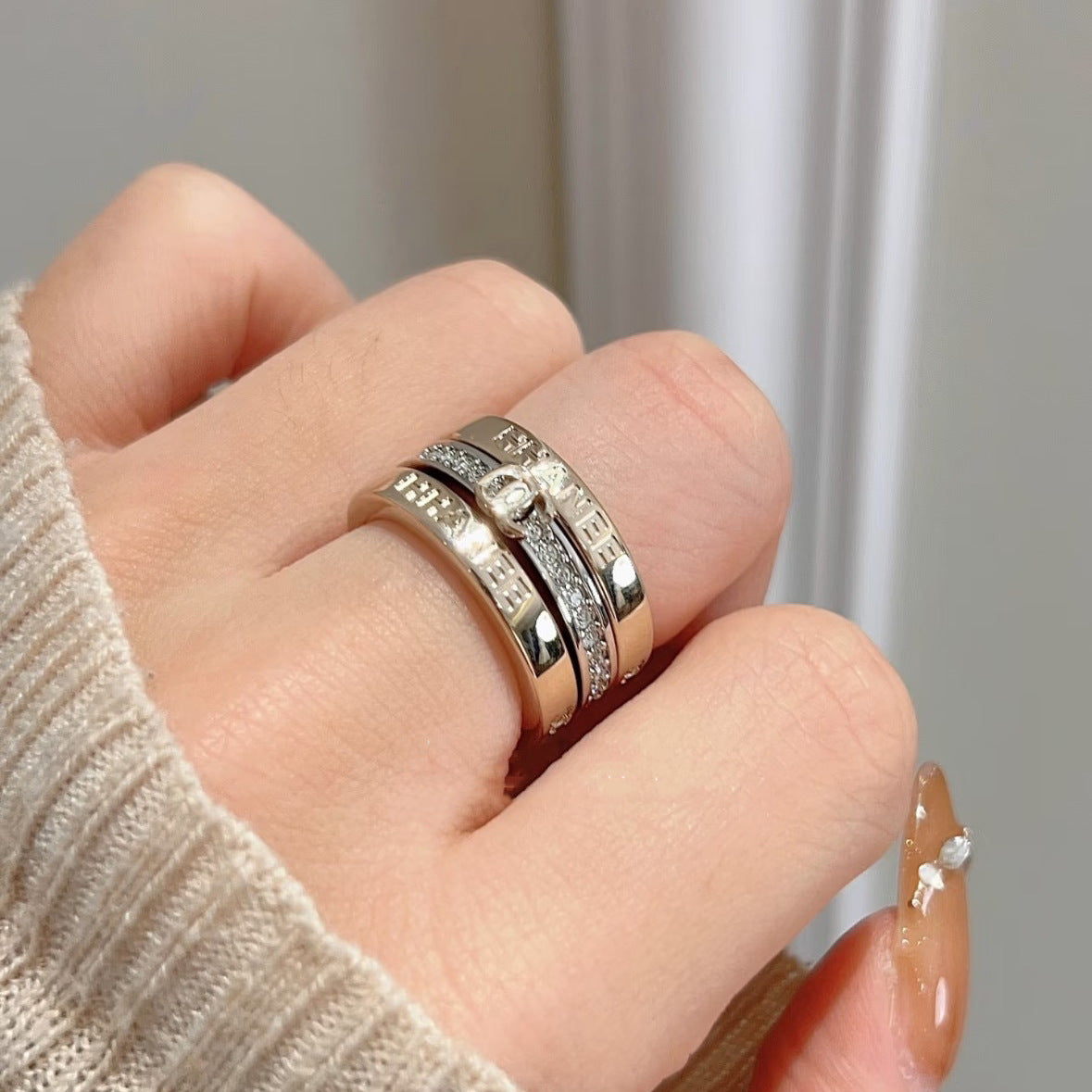 Juego de anillo y pulsera de letras de latón chapado en oro de lujo dulce para mujer