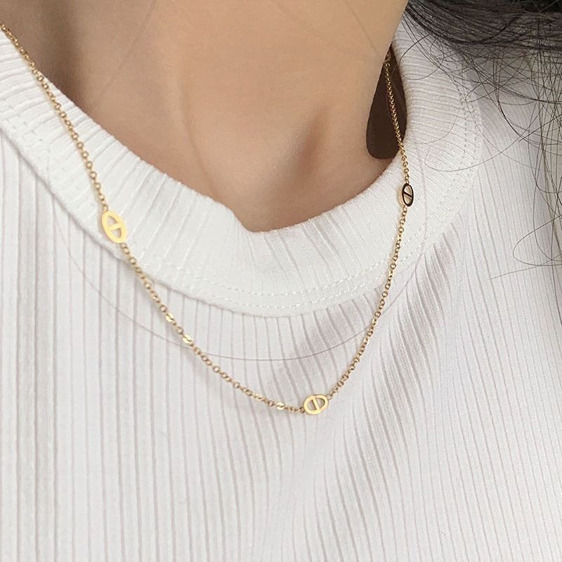 Collana con pendente a naso di maiale in acciaio al titanio placcato oro, tono freddo e minimalista, da donna, con catena a O e design che esalta le clavicole