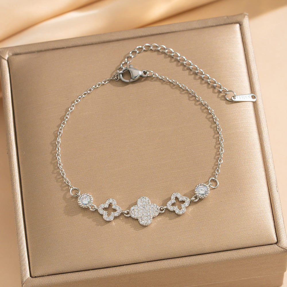 Bracciale da donna di lusso minimalista a forma di trifoglio in rame placcato oro con zirconi micro-pavé