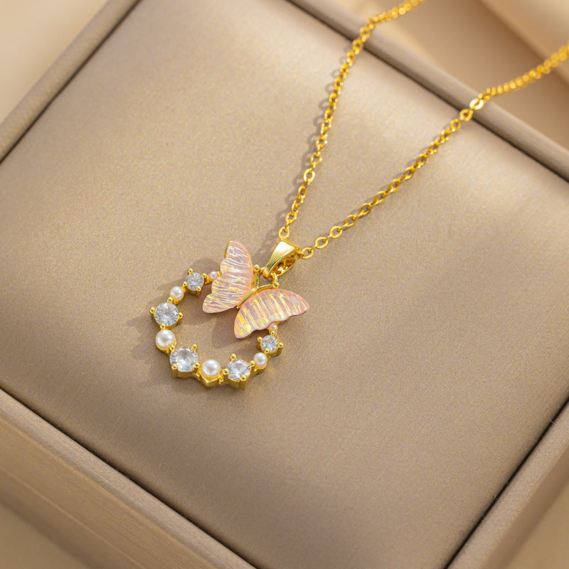 Collana da donna alla moda a forma di farfalla in acciaio inossidabile placcato sotto vuoto anallergico con zirconia microincastonata e dettagli in perle, design a catena a O