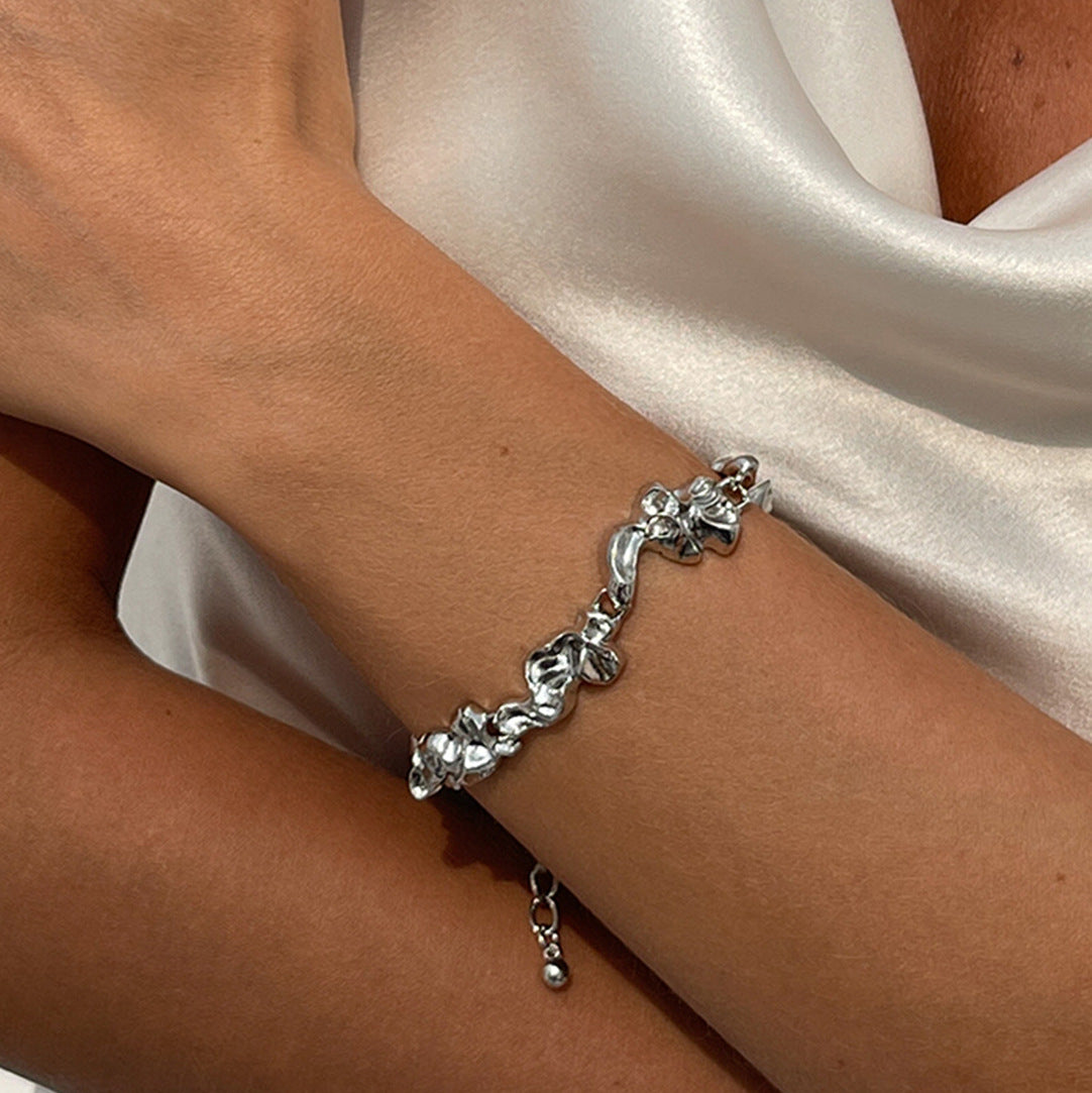 Collana con ciondolo geometrico a forma di lava irregolare, punk minimalista, in lega, con texture metallica galvanizzata per donna