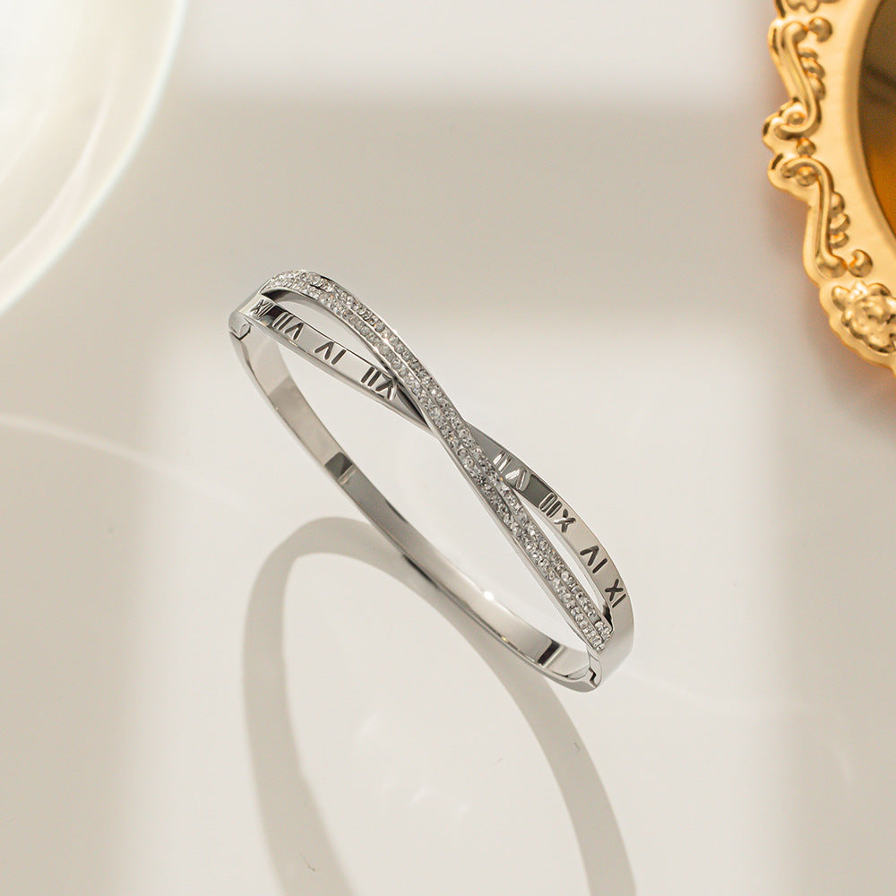 Bracciale Minimalista in Acciaio al Titanio con Numeri Romani e Croce per Donna, con Intarsi in Zircone e Placcatura in Oro Rosa