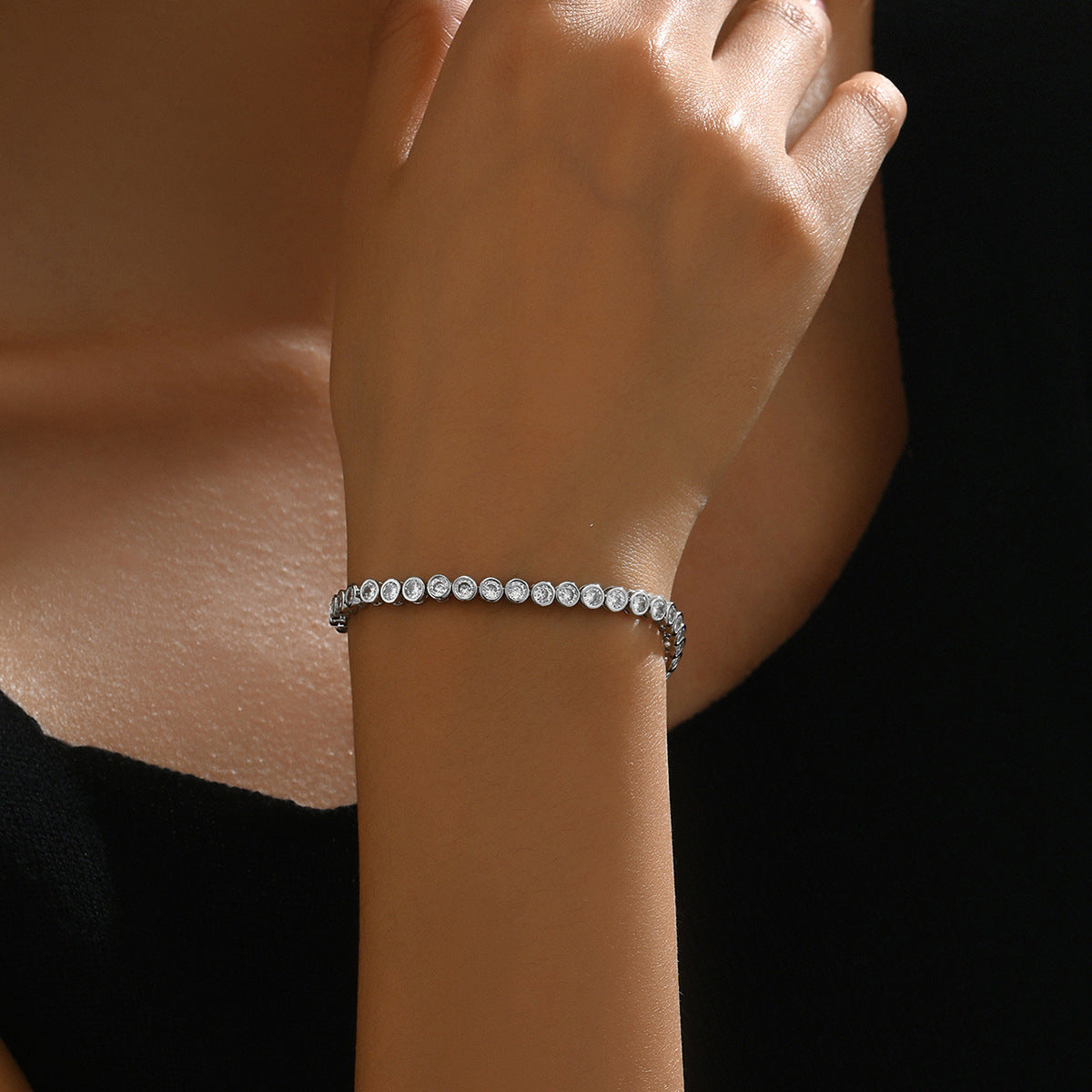 Pulsera geométrica minimalista, fresca y dulce para mujer, con incrustaciones de circonita sobre base de cobre chapada en oro de 18 quilates