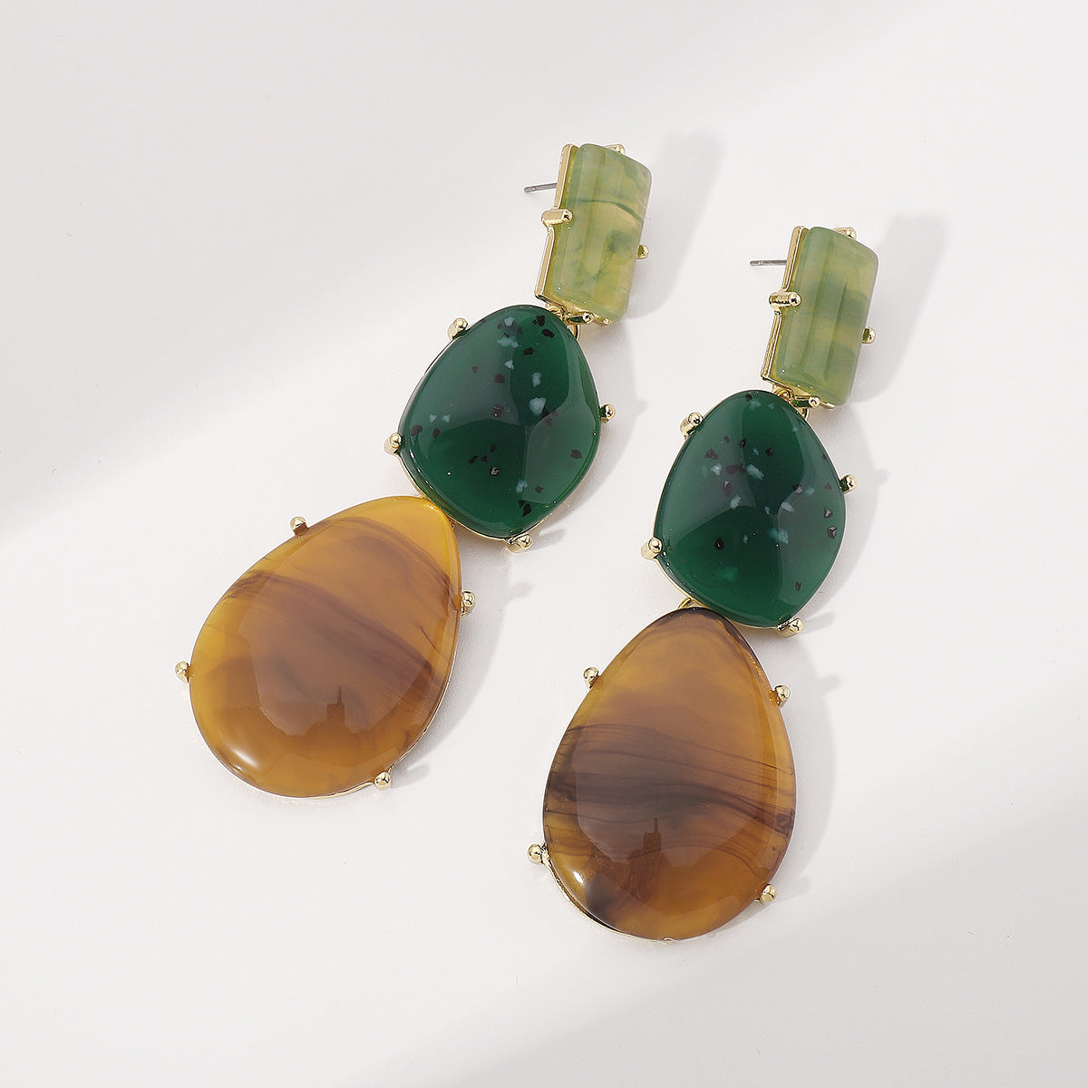 Pendientes colgantes geométricos exagerados de resina para mujer, base de aleación, acabado pulido, diseño único irregular de bloques de color