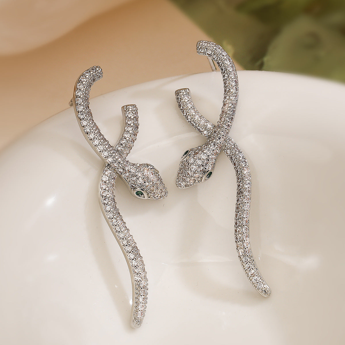 Pendientes minimalistas geométricos con forma de serpiente en cobre con baño de oro de 18K y circonitas micro-pavé para mujer