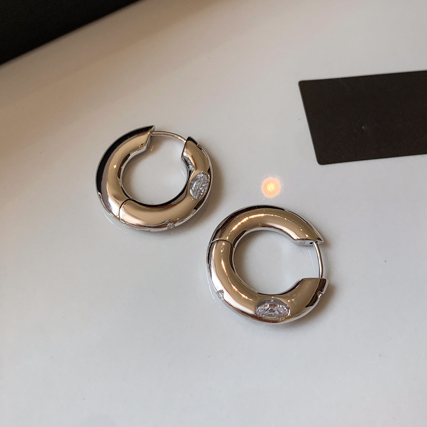 Orecchini a perno da donna in rame placcato oro con zirconi geometrici rotondi, stile lusso minimalista