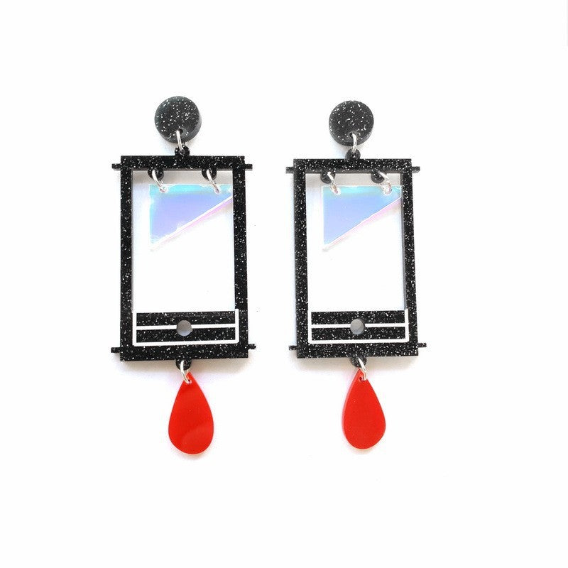 Orecchini pendenti gotici di Halloween in acrilico con design a ghigliottina teschio, cuore e gocce di sangue per donna