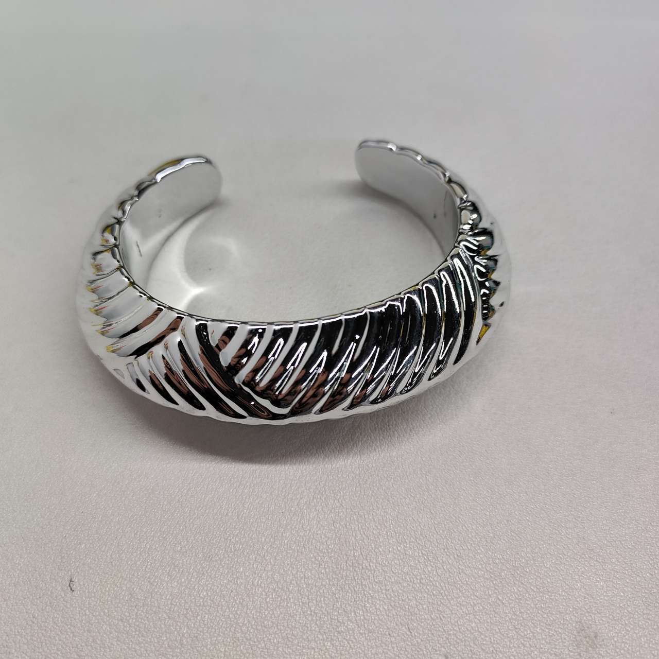 Pulsera de acrílico ovalada a rayas para mujer con diseño geométrico y atrevida declaración de moda