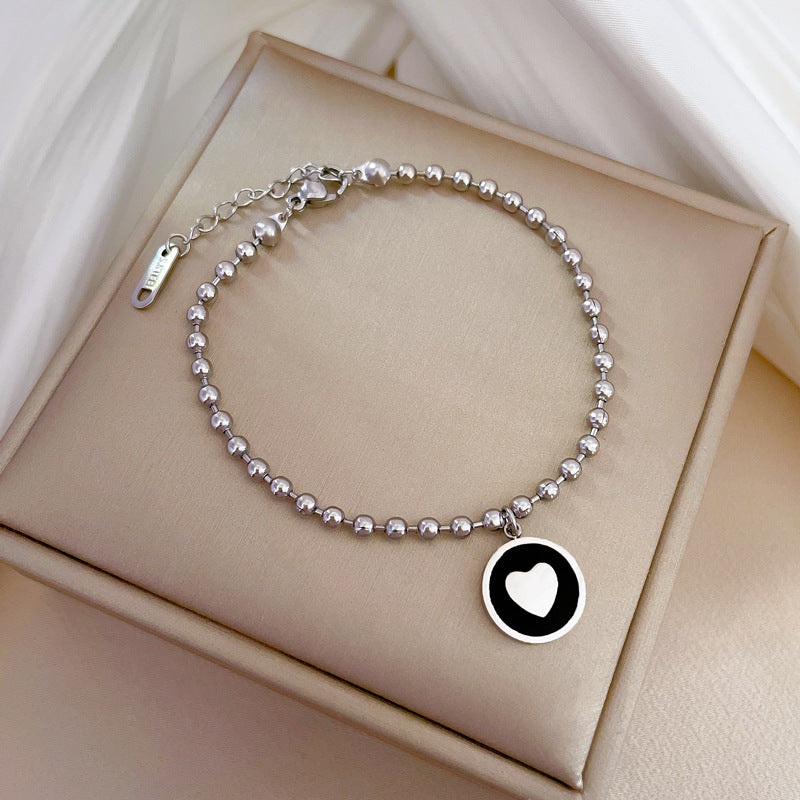 Pulsera Minimalista Elegante del Zodíaco de la Suerte para Mujeres Hecha de Acero de Titanio con Chapado en Oro y Textura Ondulada