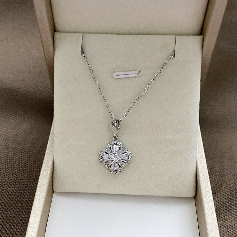 Collana originale in acciaio titanio a forma di fiore con ciondolo a trifoglio con strass micro-incastonati su catena a O per donna e uomo