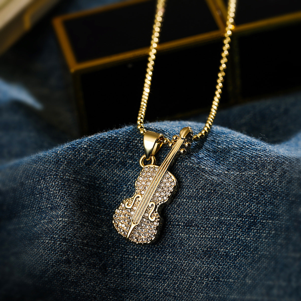 Collana con ciondolo a forma di chitarra minimalista con corona geometrica per donna in ottone placcato oro vero con intarsio in zirconi