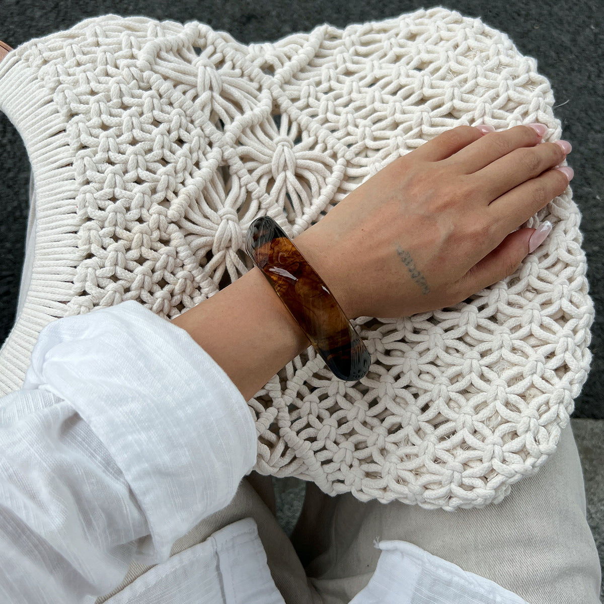 Pulsera de resina geométrica llamativa con acabado brillante y patrón de remolino colorido para mujer