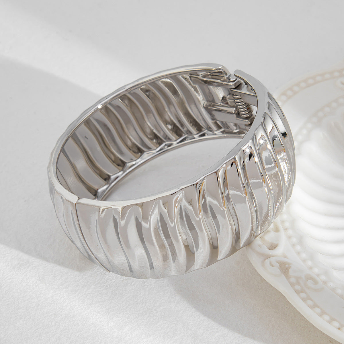 Pulsera minimalista con diseño de ondas de aleación electrochapada con cierre de mosquetón para mujer