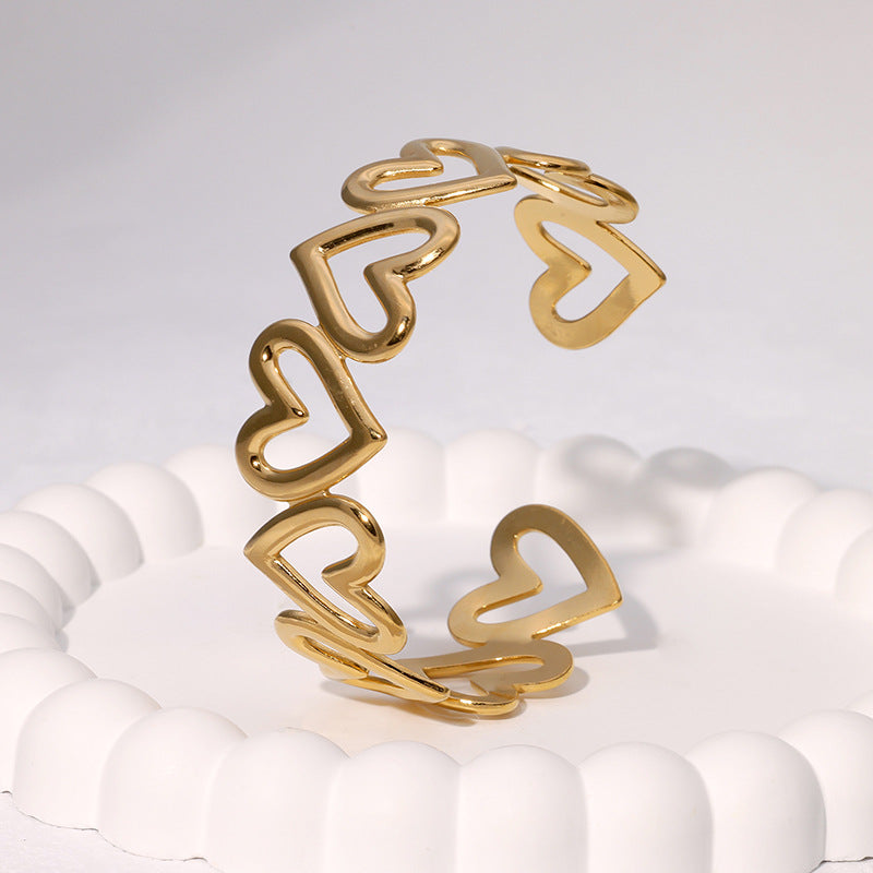 Bracciale rigido in acciaio inossidabile placcato oro a forma di cuore, minimalista e delicato, con finitura liscia e lucida