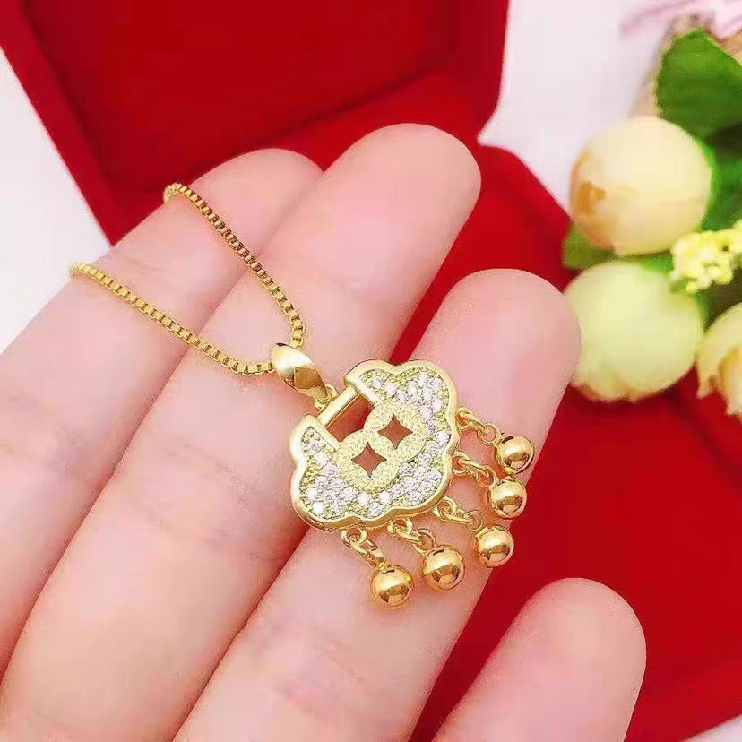 Elegante Collana con Ciondolo Geometrico a Motivo Nuvola Cinese per Donna con Ciondolo a Lucchetto Placcato in Acciaio al Titanio e Ciondolo a Nappa su Catena Lip