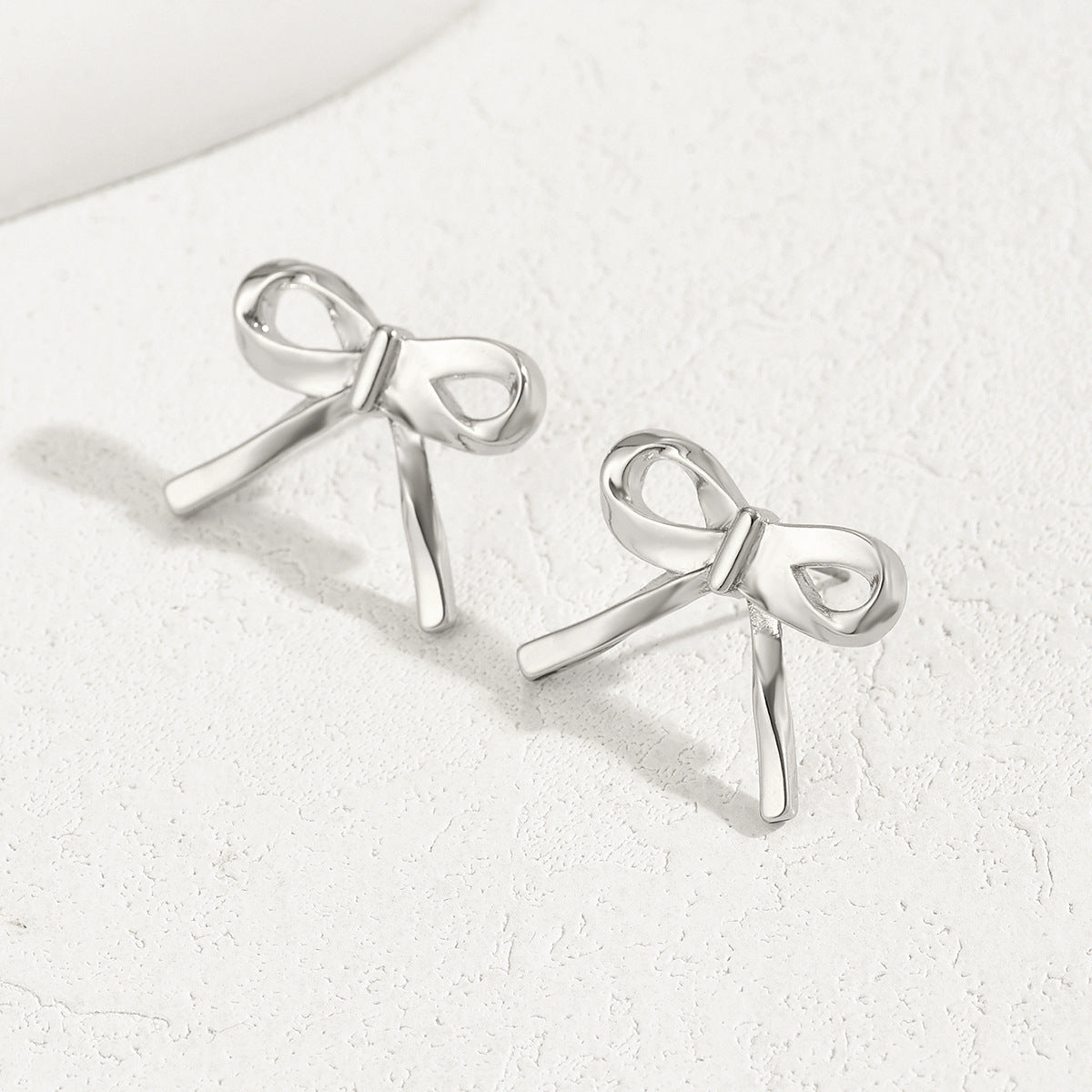 Fashion OL Bow-Shaped Alloy Stud Earrings for Women with Plating Finish, Minimalist and Versatile Design