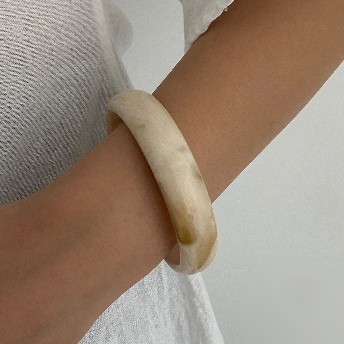 Bracciale da donna minimalista geometrico in acrilico e lega con finitura placcata