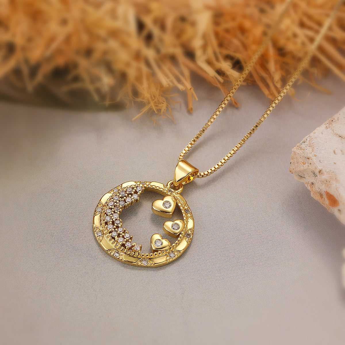 Collana pendente a stella e cuore geometrica minimalista con design traforato, base in rame placcato in oro 18 carati, intarsio di zirconi