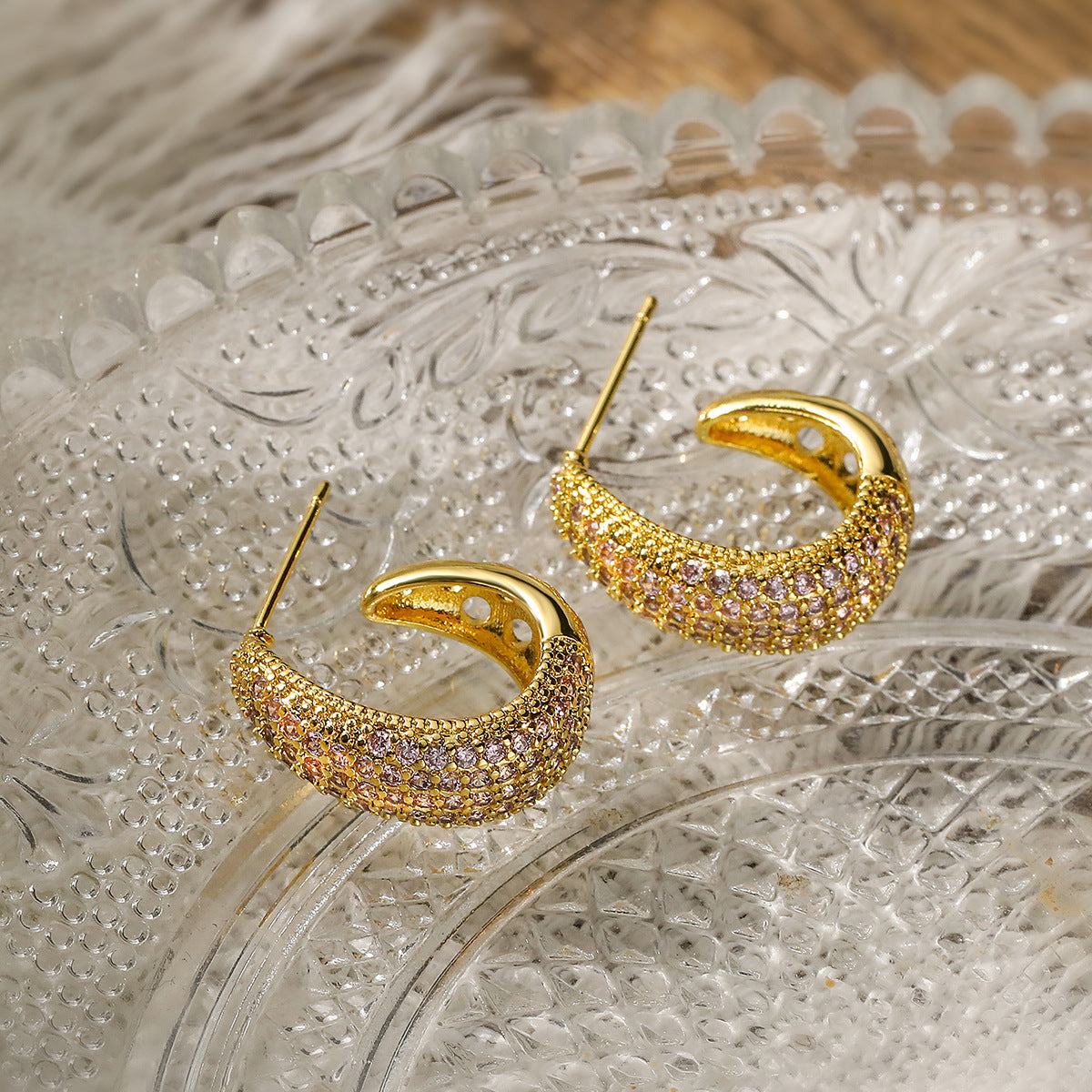 Orecchini Geometrici Minimalisti in Rame con Placcatura in Oro Vero e Intarsi in Zircone per Donna