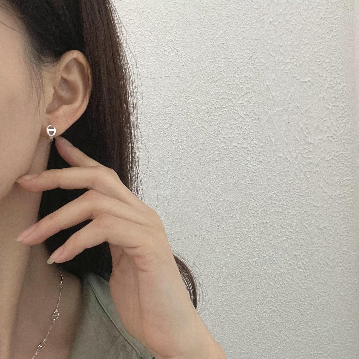 Pendientes de tuerca geométricos con letras y números chapados en plata de ley 925, minimalistas y dulces, para mujer