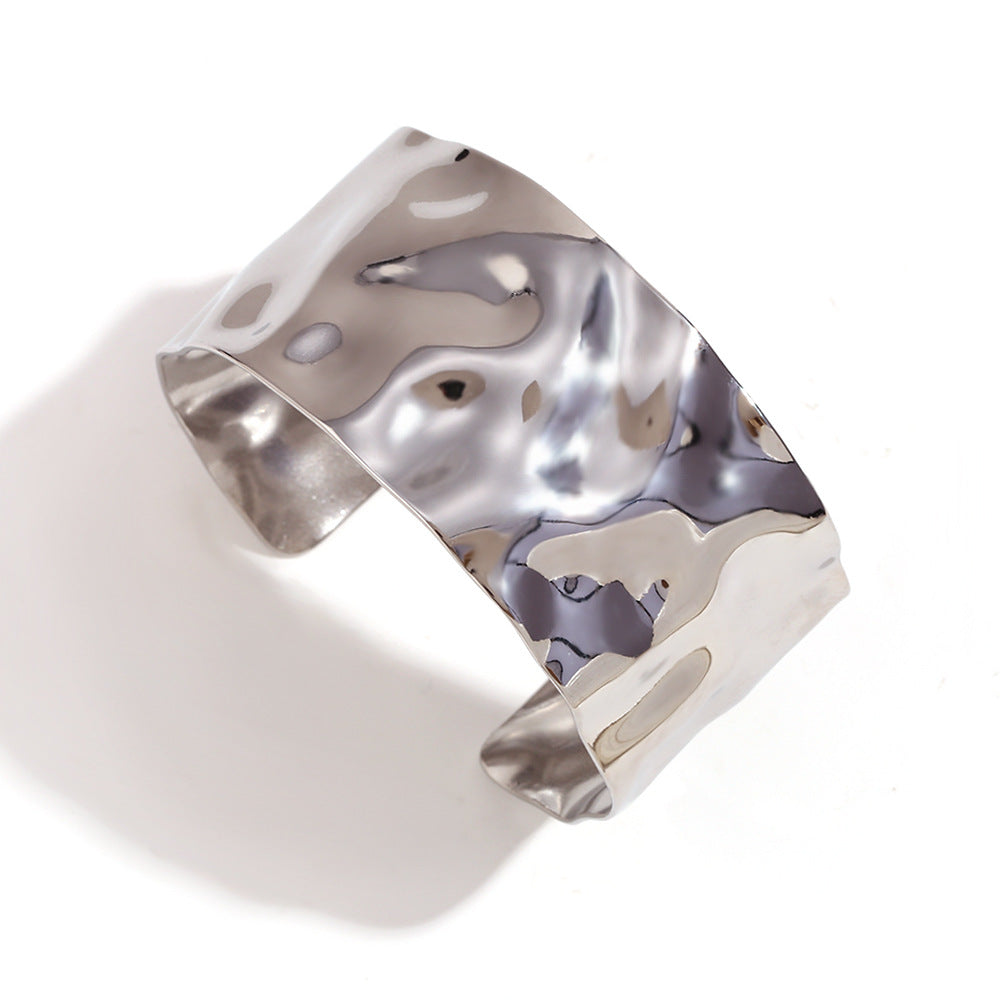 Bracciale rigido aperto minimalista geometrico con texture martellata da donna in acciaio inossidabile placcato oro 18 carati