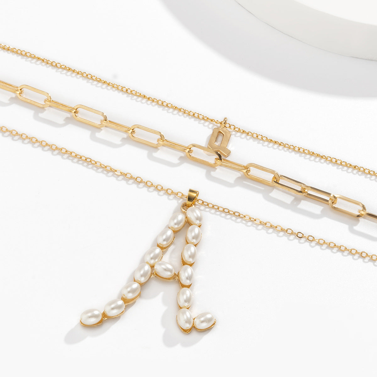 Collar con inicial geométrica de perlas de imitación multicapa con cadena y cruz para mujer