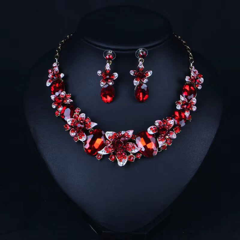 Parure di collana e orecchini ovale floreale vintage in lega con strass e finitura placcata oro