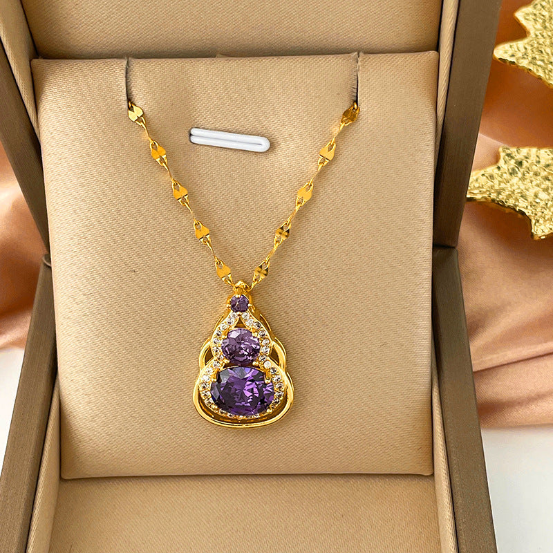 Collana da donna a forma di farfalla, in acciaio al titanio con finitura placcata e catena ondulata, dal design minimalista