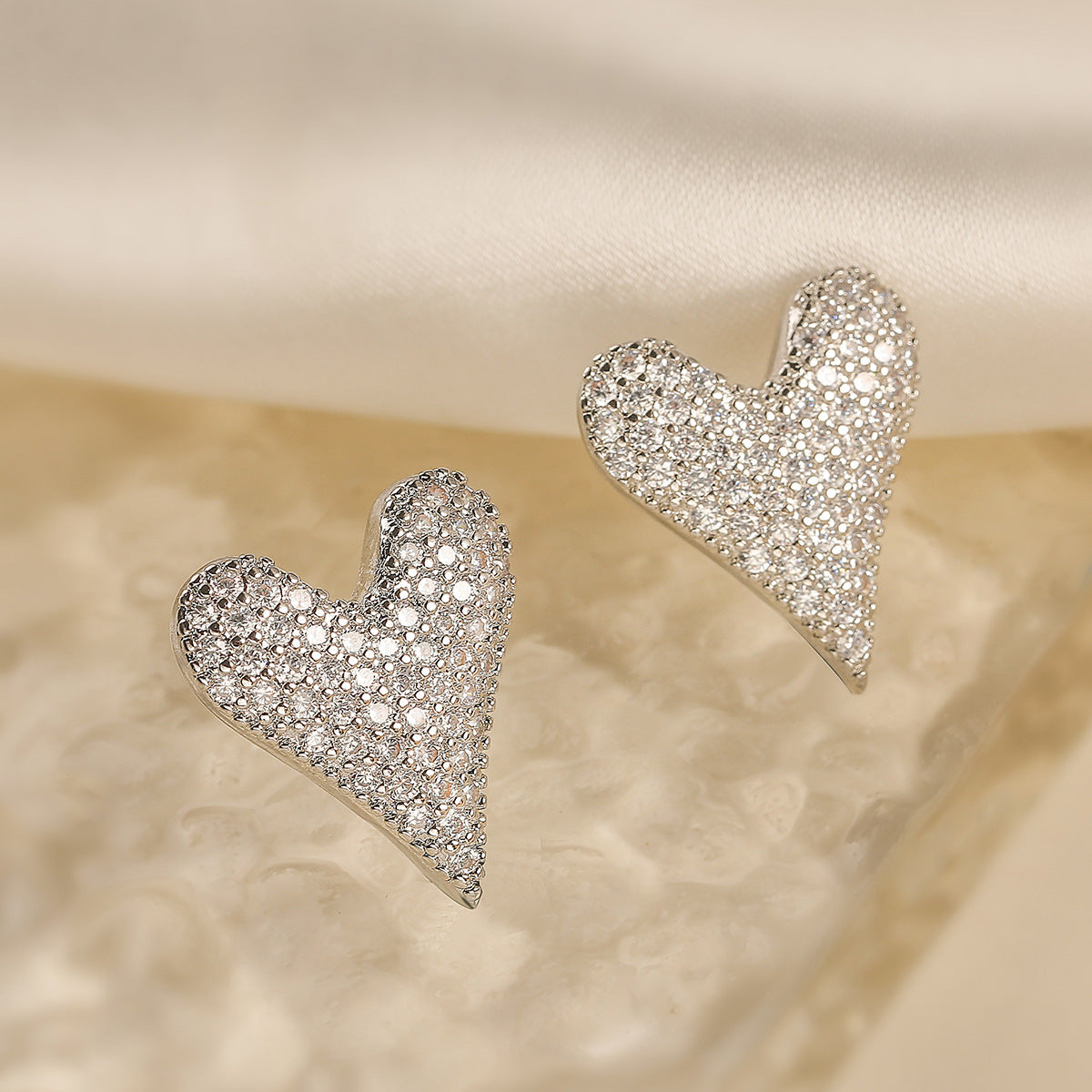 Orecchini a Cuore Minimalisti in Rame con Placcatura in Oro Vero e Zirconi Micro-Incastonati per Donna