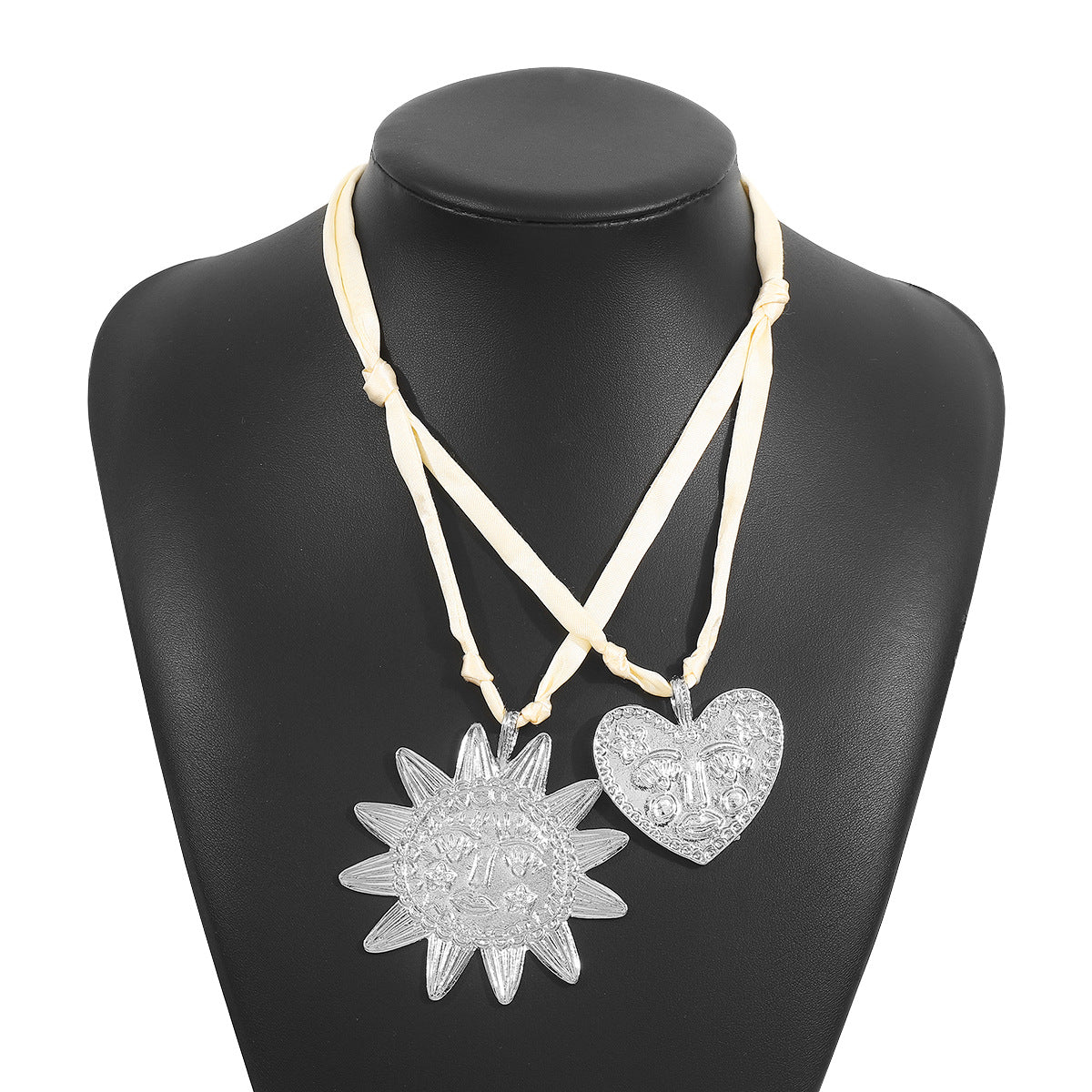 Collar con Colgante de Corazón de Girasol Estilo Ins de Aleación con Baño de Oro y Cadena de Cinta de Satén