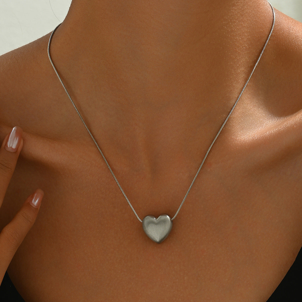 Elegante Collana da Donna con Ciondolo a Cuore Opaco in Rame Placcato, Minimalista con Catena Clavicola
