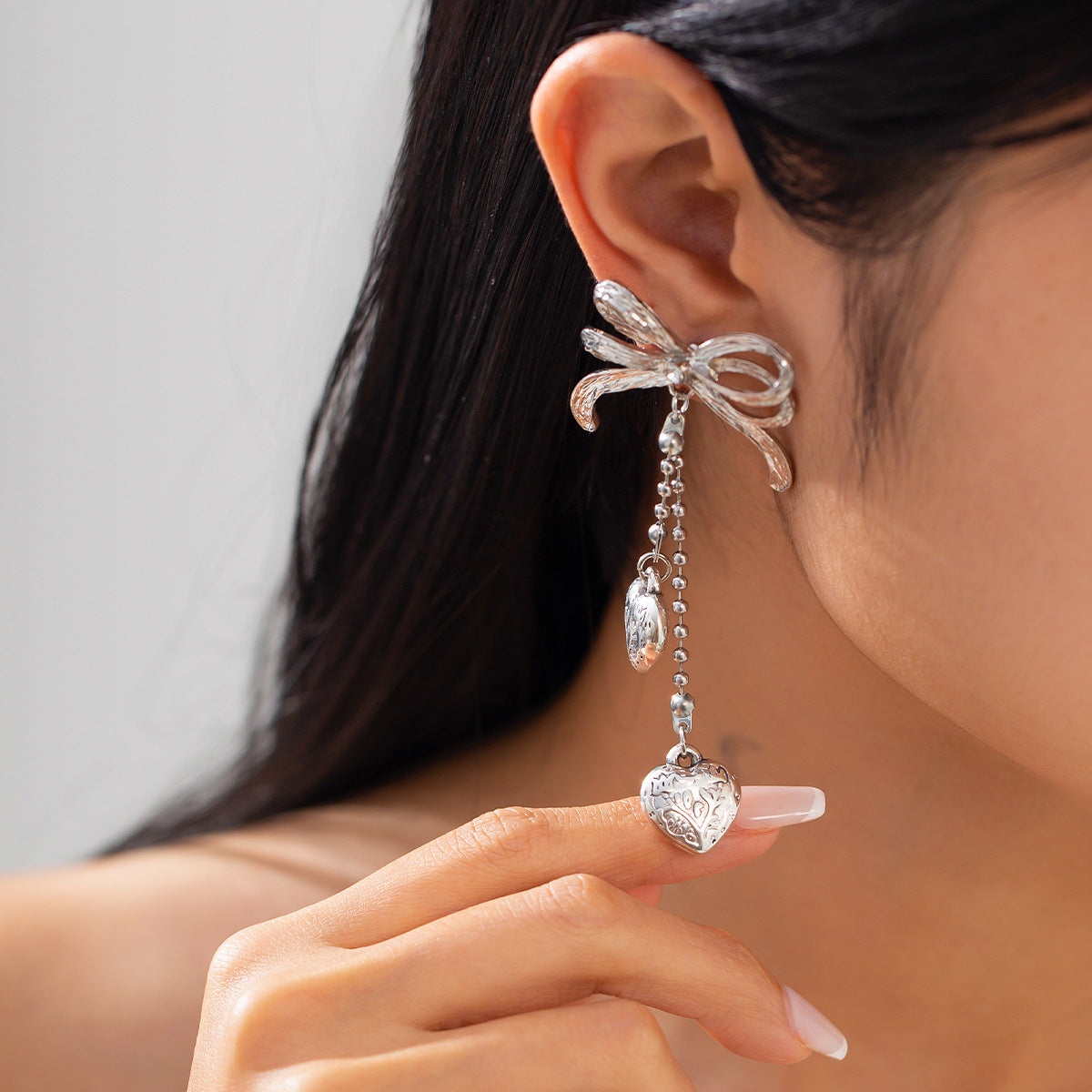 Pendientes largos minimalistas con borlas en forma de corazón y detalle de lazo en aleación chapada para mujer