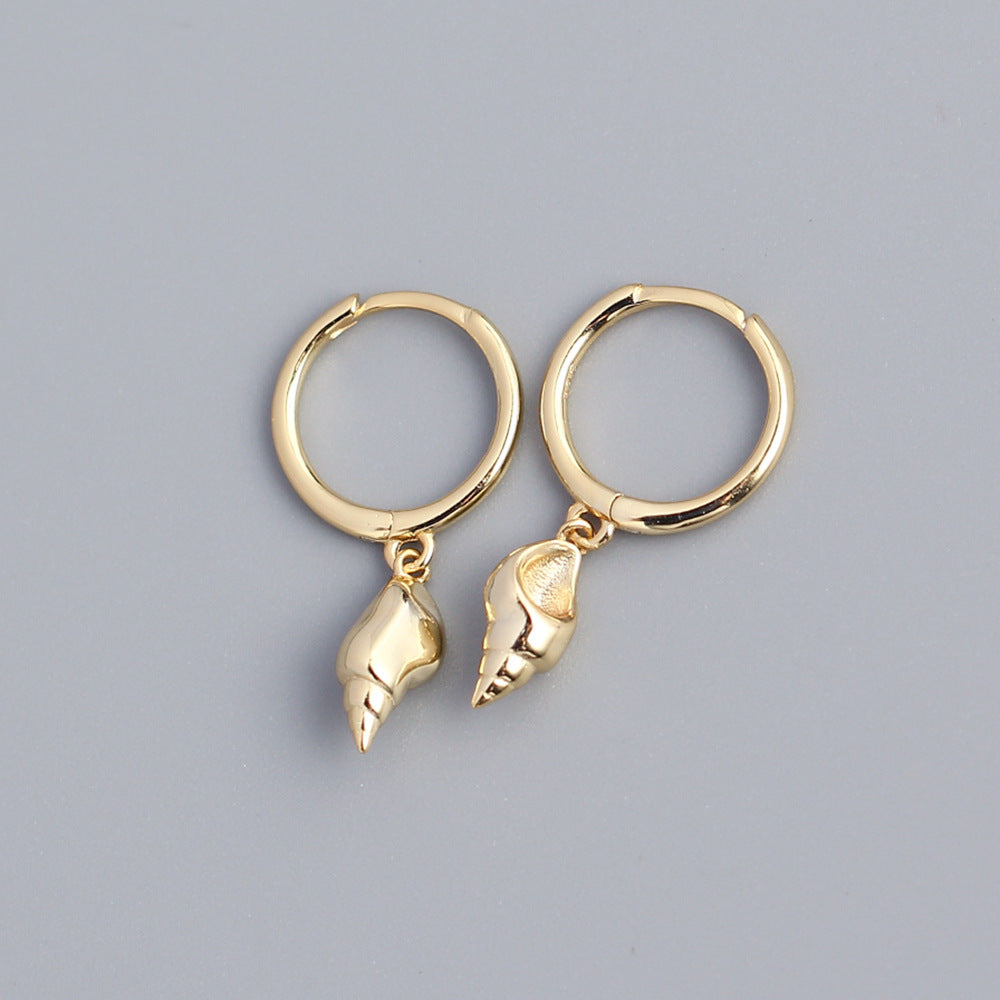 Orecchini a perno da donna a forma di conchiglia minimalista in argento sterling con finitura placcata