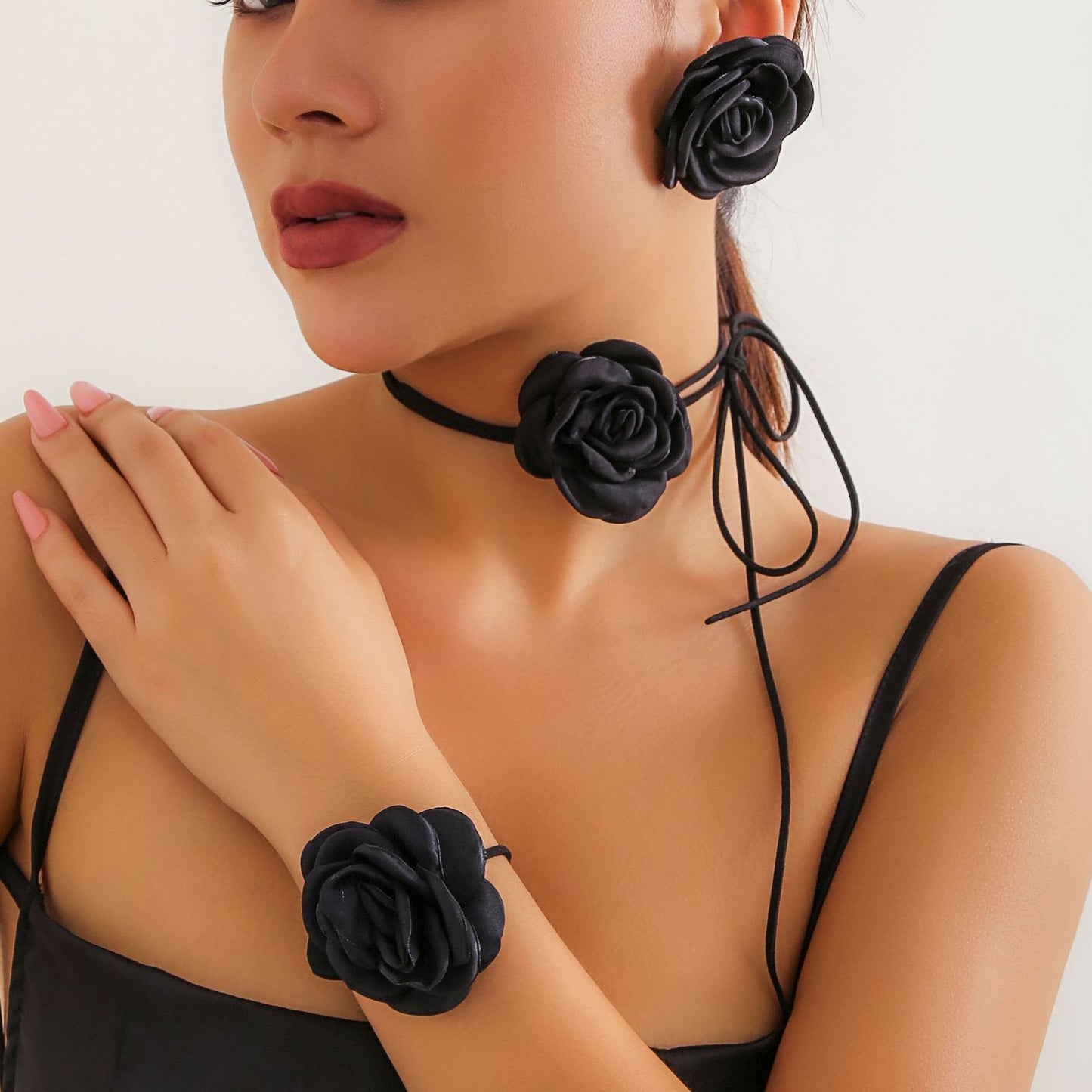 Collana girocollo vintage floreale francese da donna con fiori di rosa e camelia in tessuto su fascia di velluto e raso