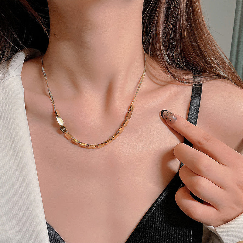 Elegante collar minimalista cuadrado con colgante de letras LOVE en acero titanio con acabado chapado para mujer
