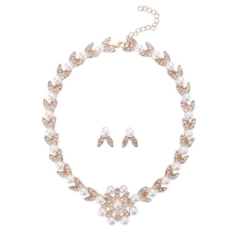 Elegante collar de aleación con colgante floral y de hojas para mujer con acabado chapado, delicada cadena para suéter y cadena de clavícula