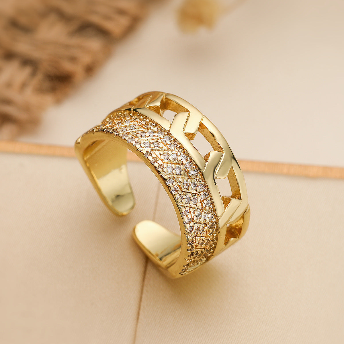 Anello da donna aperto geometrico in rame con placcatura in oro 18 carati e intarsio di zirconi, accessorio di moda minimalista di ispirazione vintage