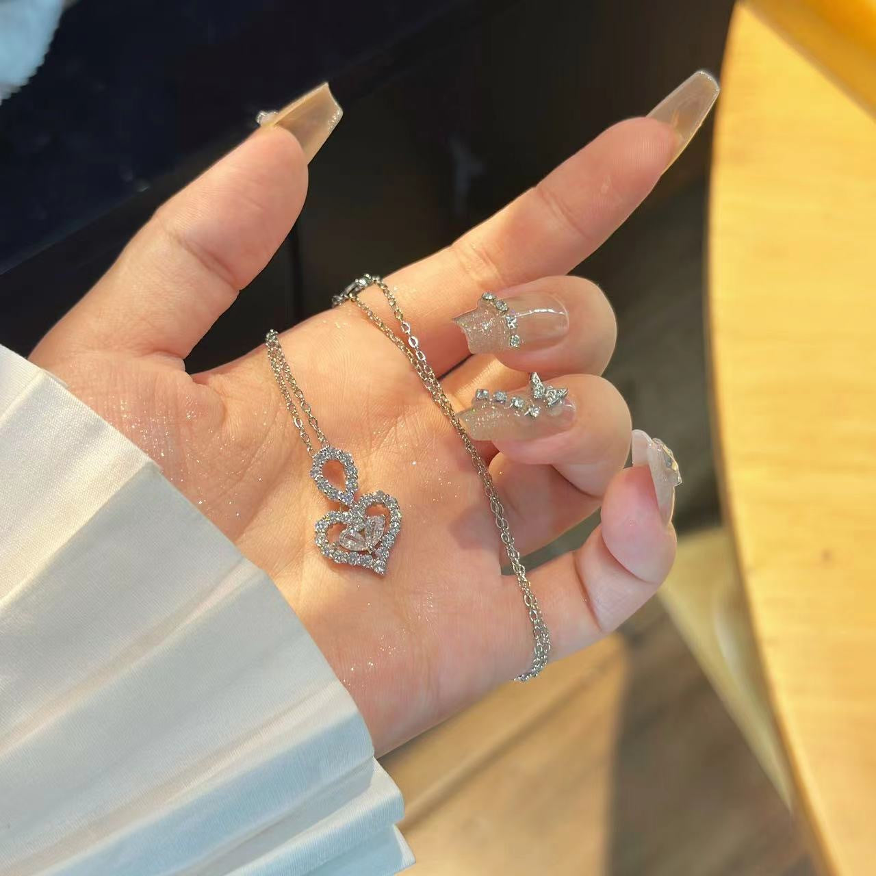 Minimalist Heart-Shaped Titanium Steel Pendant Necklace for Women with Rhinestone Inlay and O-Chain Design