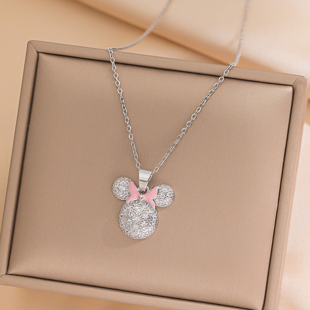 Elegante collar con colgante de lazo para mujer en acero de titanio con incrustaciones de diamantes de imitación y diseño de cadena cruzada