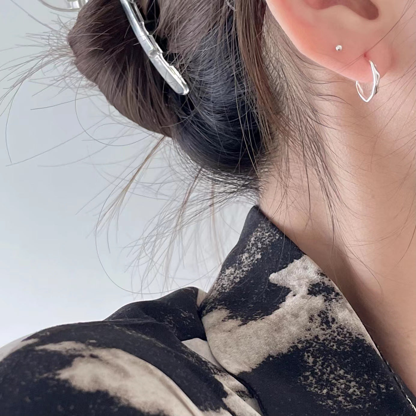 Orecchini a perno minimalisti a forma di goccia d'acqua in argento sterling 925 con intarsio in perle e texture a quadri