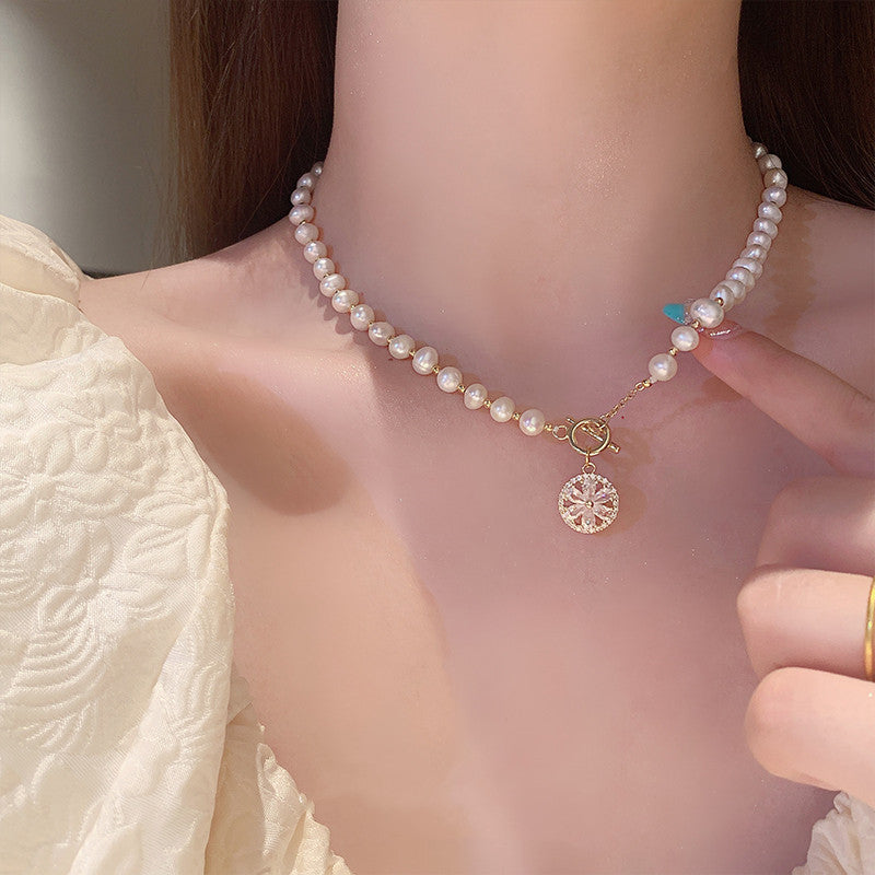 Chic Minimalist Heart-Shaped Pearl Necklace for Women with Alloy Chain and Electroplated Finish