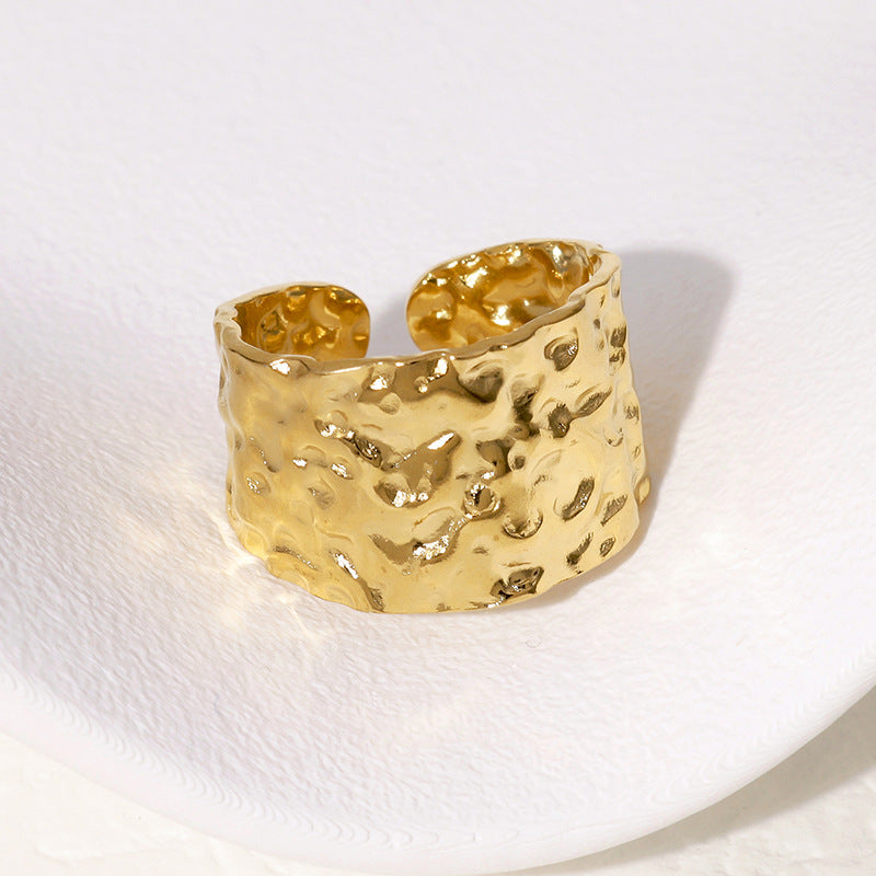 Anillo abierto minimalista de acero de titanio con textura martillada irregular para mujer con baño de oro de 18 quilates