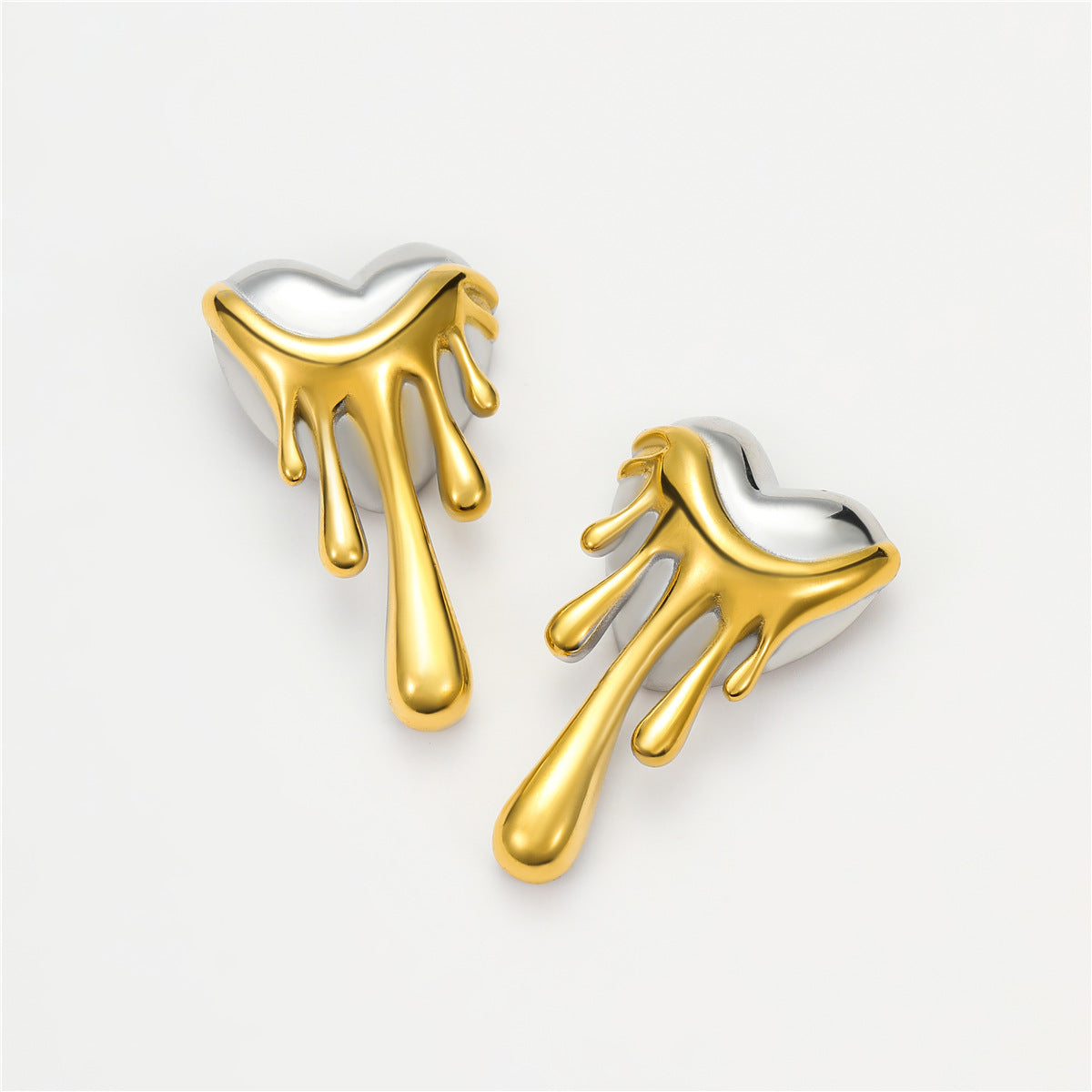 Orecchini da donna in acciaio al titanio con placcatura in oro 18 carati a forma di cuore, stile vintage e design "fuso"