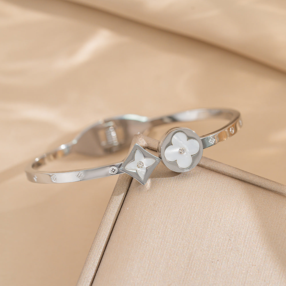 Bracciale Minimalista a Trifoglio in Acciaio al Titanio con Intarsio in Madreperla e Placcatura in Oro 18K da Donna