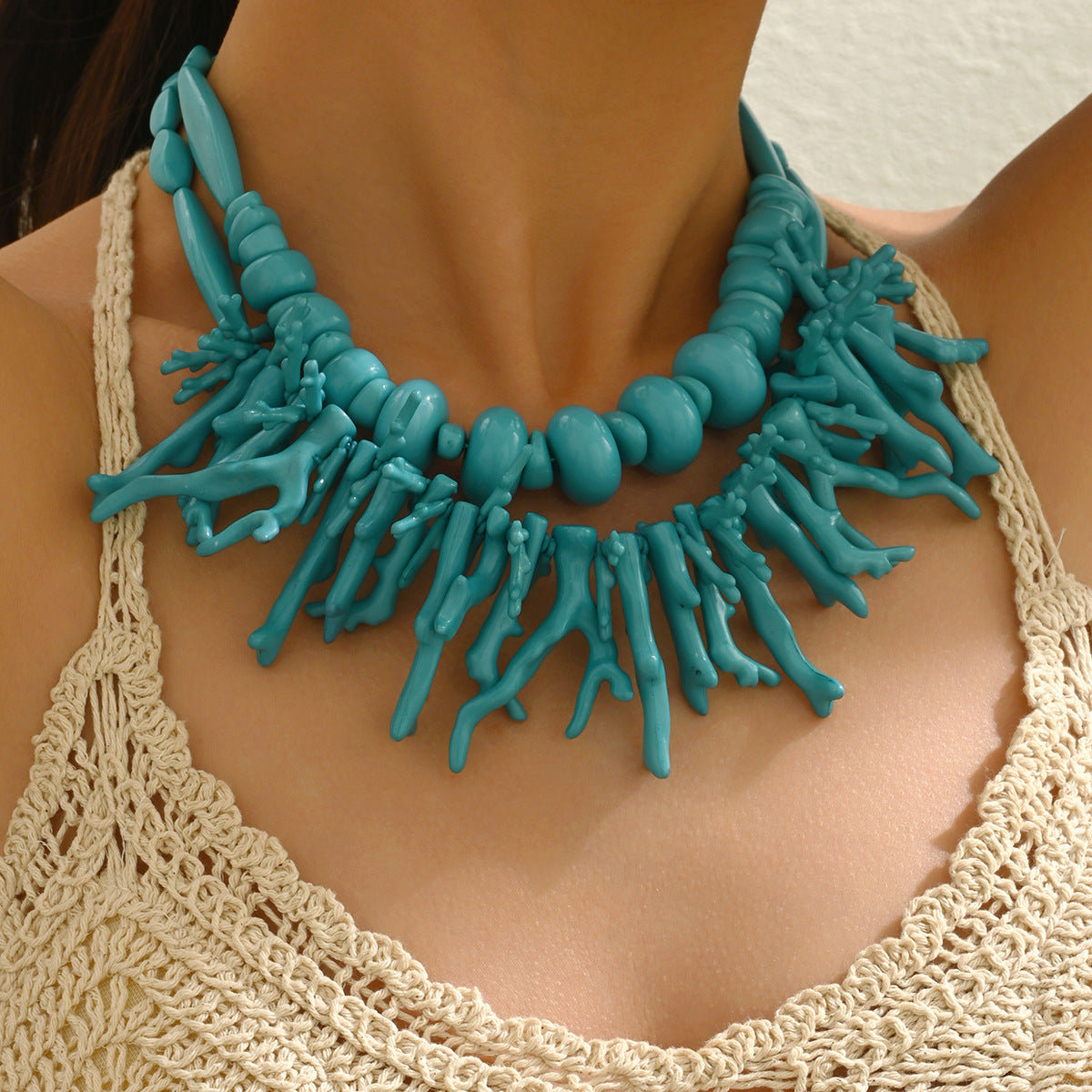 Parure di Collana Lunga Geometrica di Tendenza per Donna con Ciondolo in Resina a Forma di Corallo e Dettagli in Lega Galvanizzata