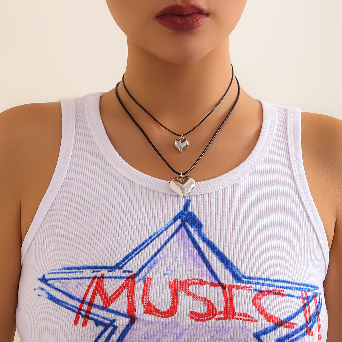 Collar con colgante de corazón geométrico minimalista para mujer con plástico de acabado espejo y superficie galvanizada